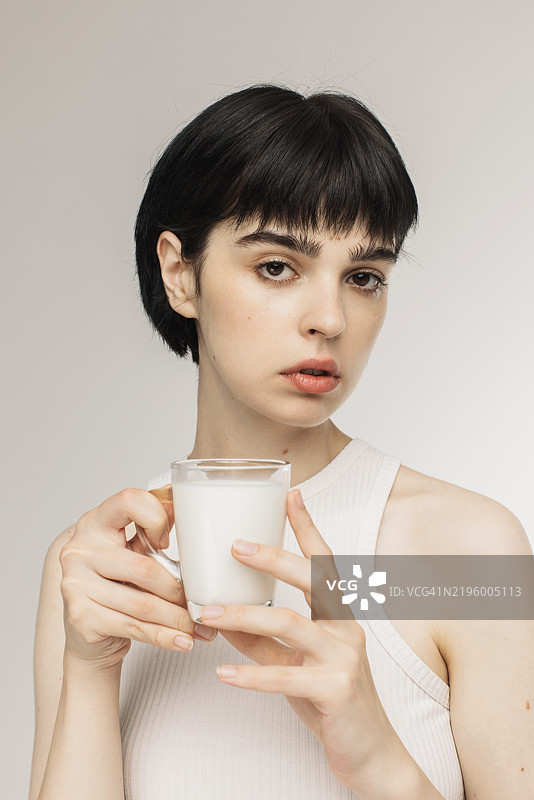 拿着牛奶杯的女人图片素材