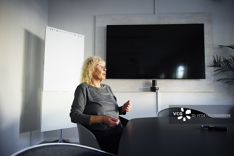 中年女性在医生办公室分享她的病史图片素材