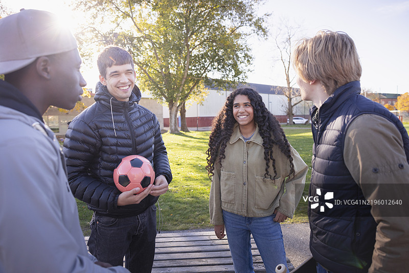 快乐的朋友们在滑板公园里交谈图片素材