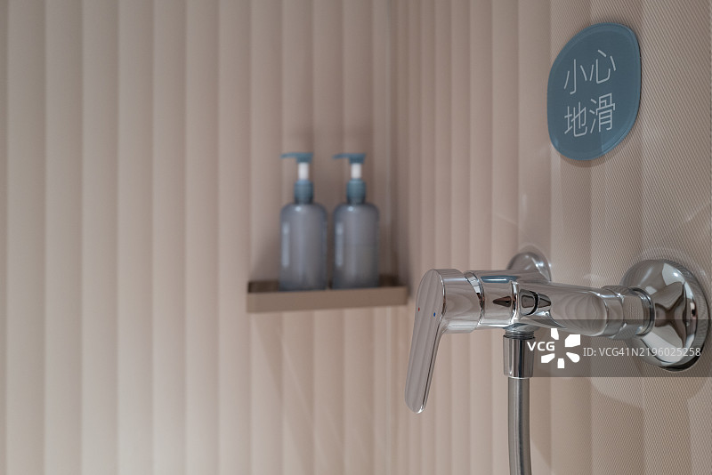 淋浴间的水龙头图片素材