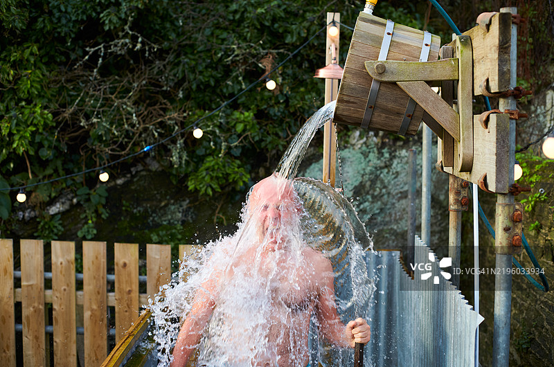男子在深水池中接受冰冷的淋浴图片素材