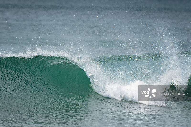 清澈的海浪在海洋中拍打图片素材