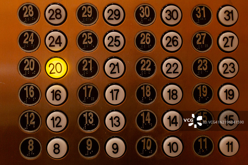 电梯按钮特写，20层灯亮着图片素材