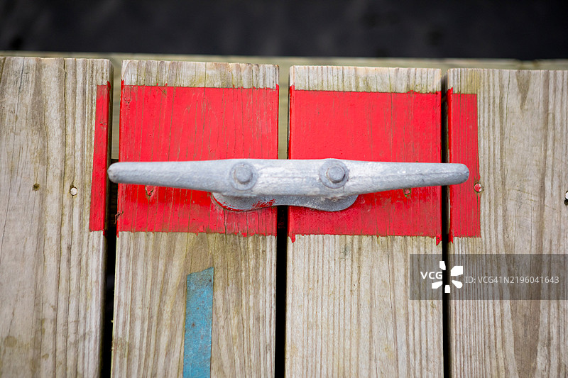 码头上的金属鞋钉图片素材