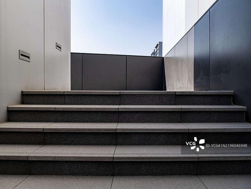 楼梯上的对称光影图片素材