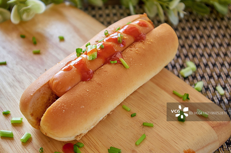 新鲜制作的热狗配料放在木板上图片素材