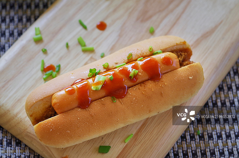 新鲜制作的热狗配料放在木板上图片素材