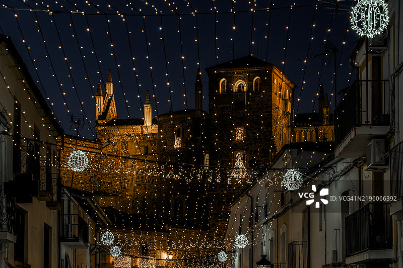 瓜达卢佩镇街道上的圣诞灯饰，背景是瓜达卢佩圣玛利亚修道院。图片素材