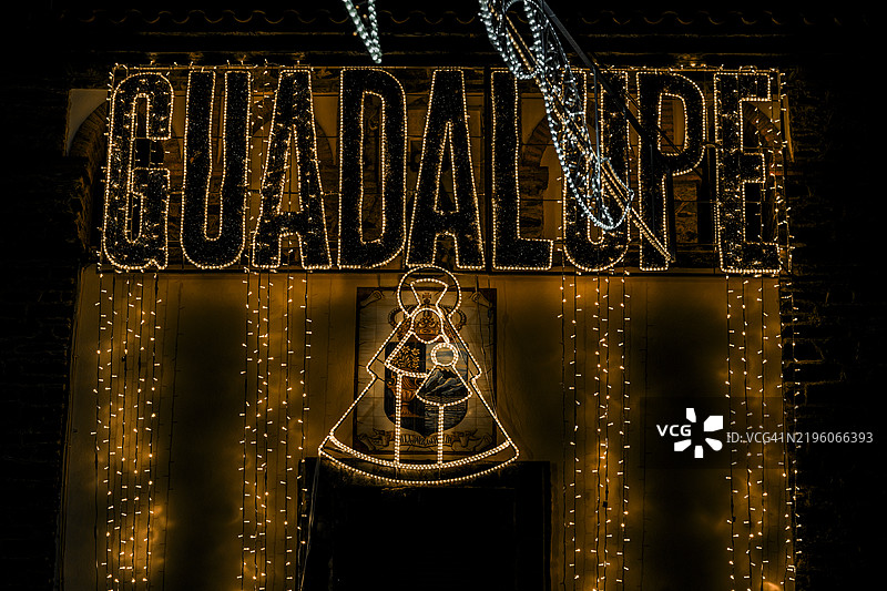 瓜达卢佩镇入口处的圣诞灯饰，照亮了圣母的身影图片素材