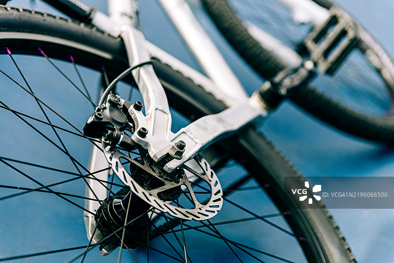 蓝色表面上的自行车碟刹系统特写图片素材