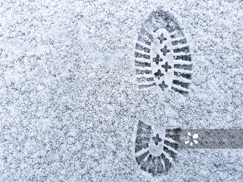 雪地上的鞋印图片素材