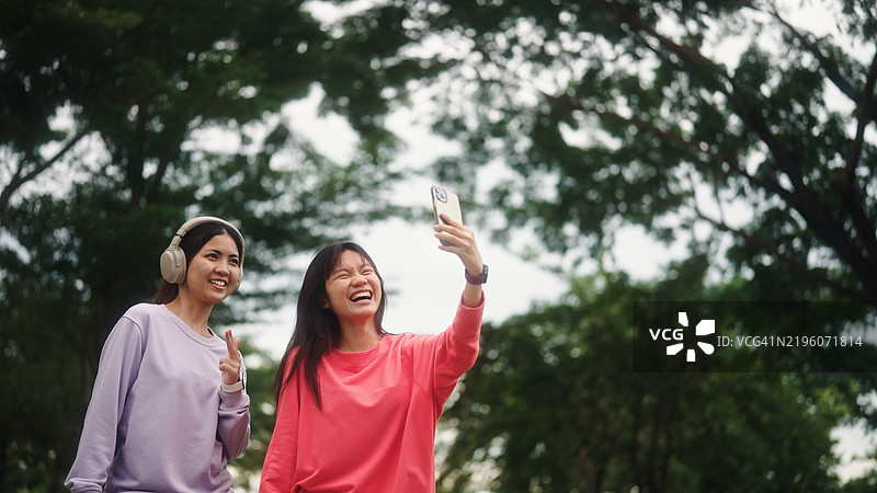 青少年们正在与朋友进行视频通话。图片素材