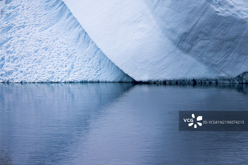 南极洲蓝色冰山的细节。图片素材
