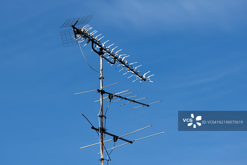 蓝天中的模拟天线图片素材