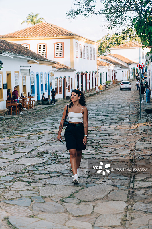 在米纳斯吉拉斯州的提拉登特斯街头散步的女性图片素材
