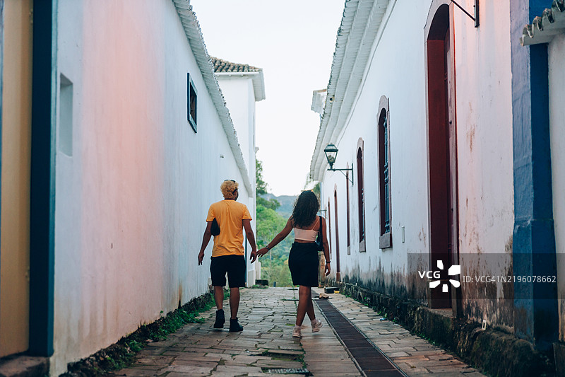 一对情侣在米纳斯吉拉斯州的提拉登特斯小巷散步图片素材