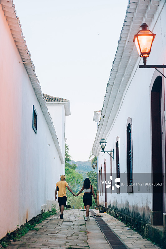 一对情侣在米纳斯吉拉斯州的提拉登特斯小巷散步图片素材
