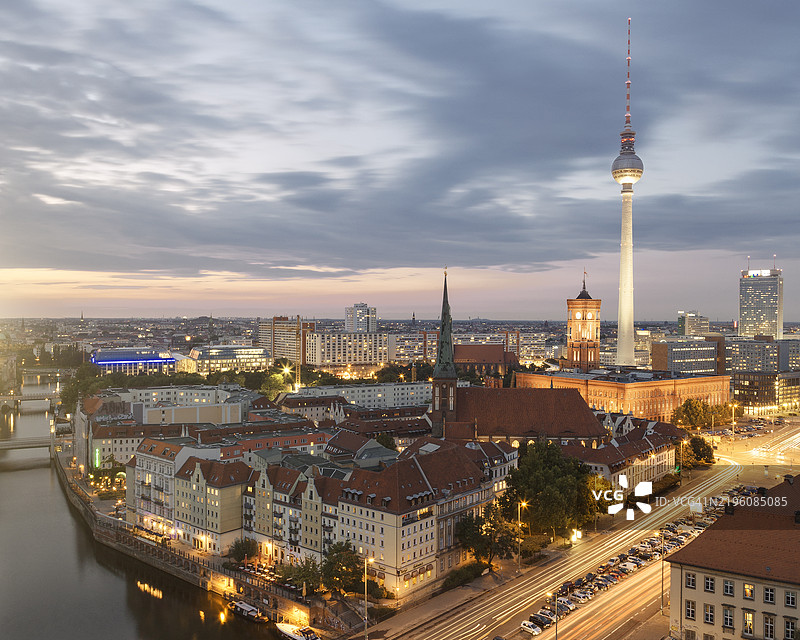柏林黄昏时分的天际线图片素材