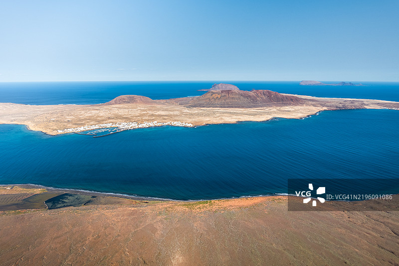 海滩、海洋和山脉图片素材