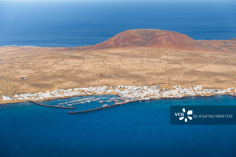 海滩、海洋和山脉图片素材