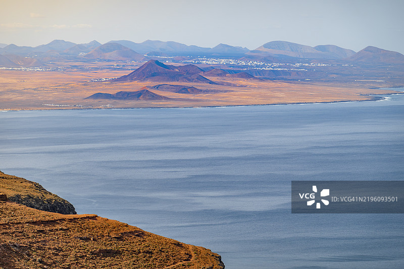 海滩、海洋和山脉图片素材