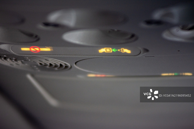 飞机上的禁止吸烟和系好安全带标志图片素材