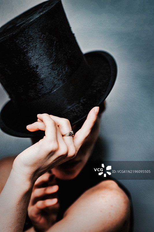 戴着高顶帽的女人。图片素材