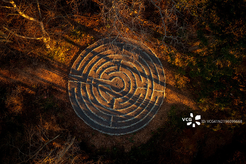 太平洋西北部岛屿森林中隐藏的石头迷宫的鸟瞰图。图片素材
