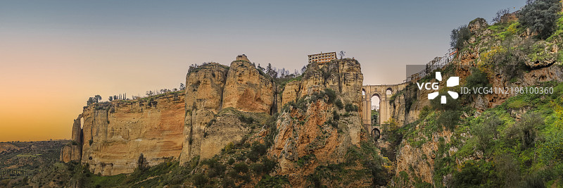 新桥和西班牙马拉加的隆达市在日落时分。图片素材