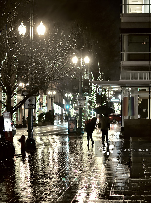 在雨中漫步图片素材