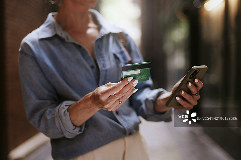 在线使用信用卡图片素材