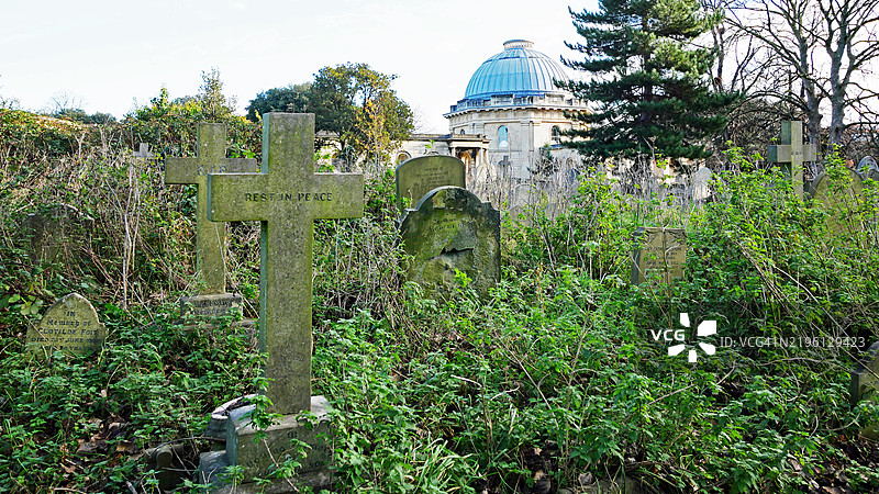 布朗普顿公墓古墓中的锈蚀石碑和十字架。伦敦,英格兰,联合王国。没有人。图片素材