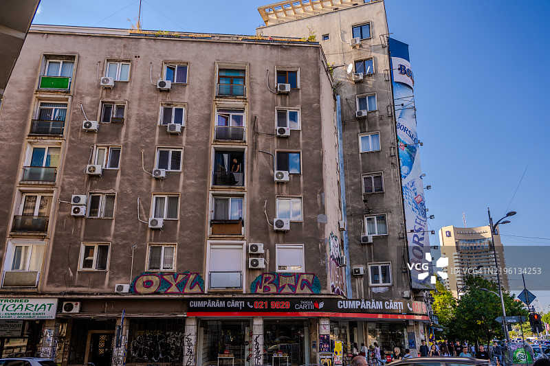 布加勒斯特的街边商店与城市住宅楼图片素材