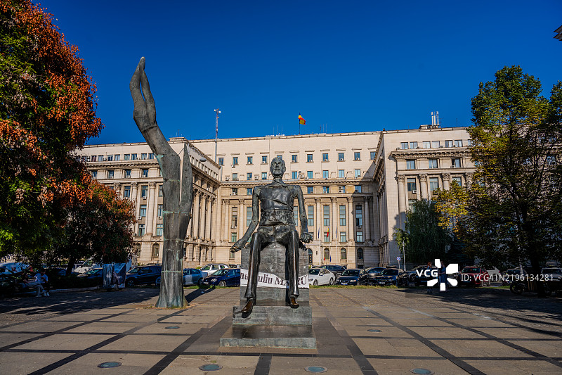 布加勒斯特的尤利乌斯·马尼乌纪念碑与政府大楼背景图片素材