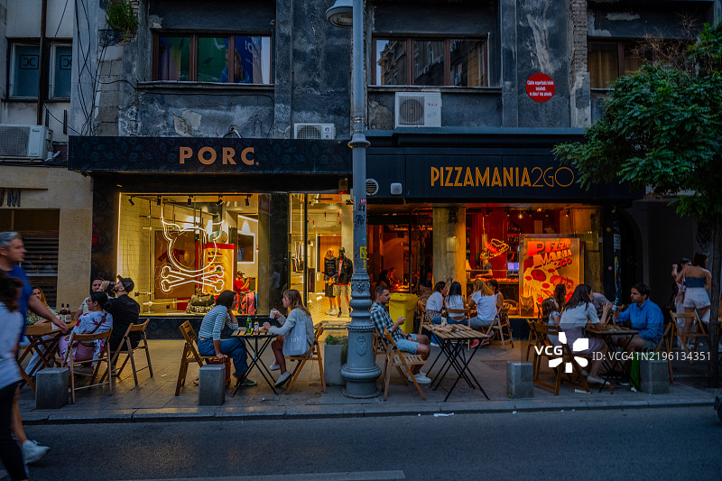 布加勒斯特的PORC和Pizzamania晚餐时光图片素材
