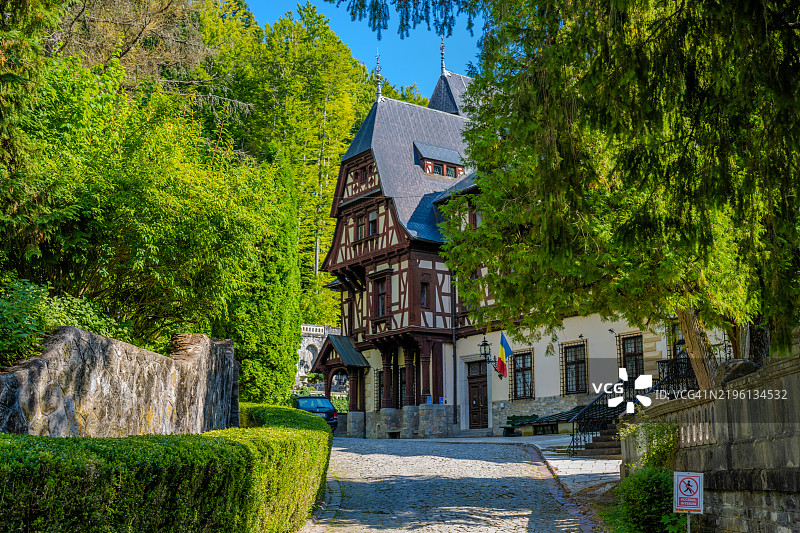 罗马尼亚锡纳亚郊外郁郁葱葱的图多风格别墅图片素材