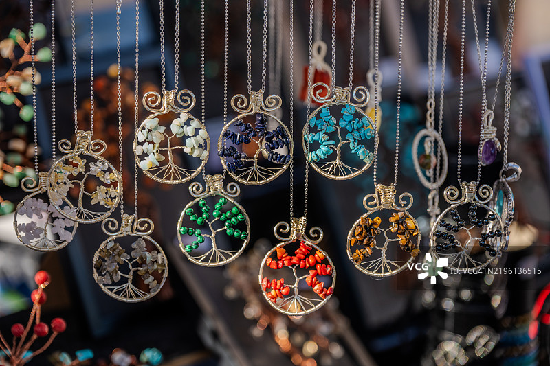 手工制作的生命之树吊坠在手工艺市场上图片素材