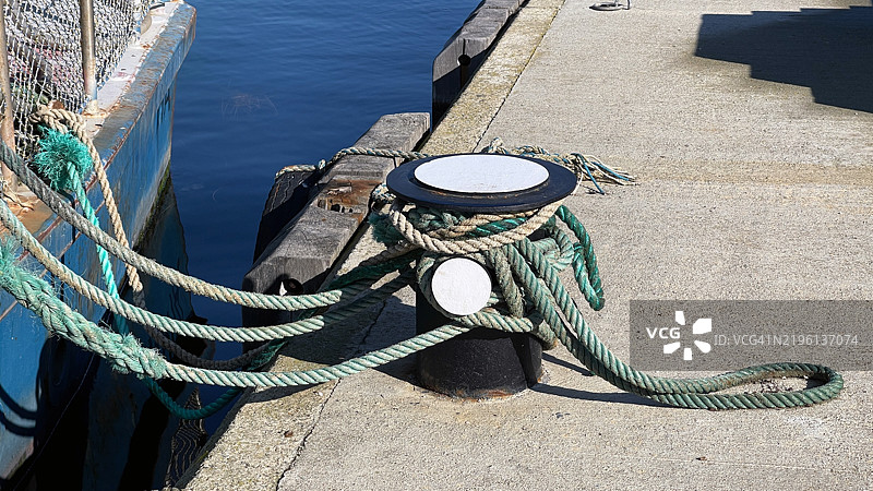 船只在港口用绳索系牢图片素材