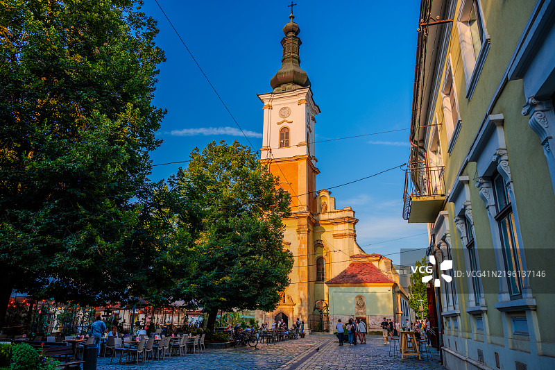 克卢日-纳波卡的方济各教堂和生机勃勃的庭院图片素材
