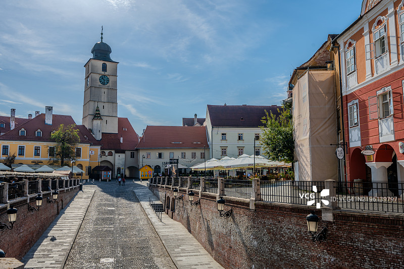 锡比乌的市政厅塔和下城区景观图片素材