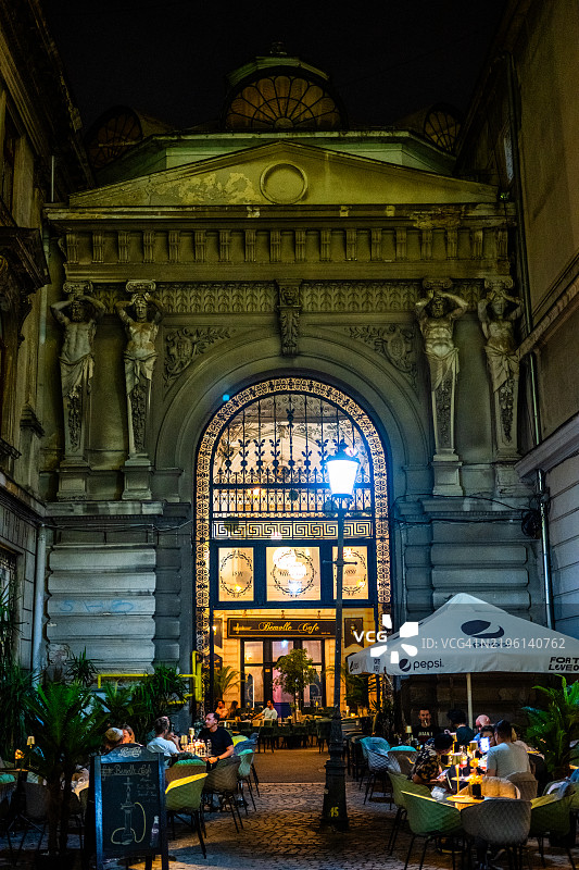 布加勒斯特的马卡-维拉克罗斯拱廊优雅的夜晚图片素材