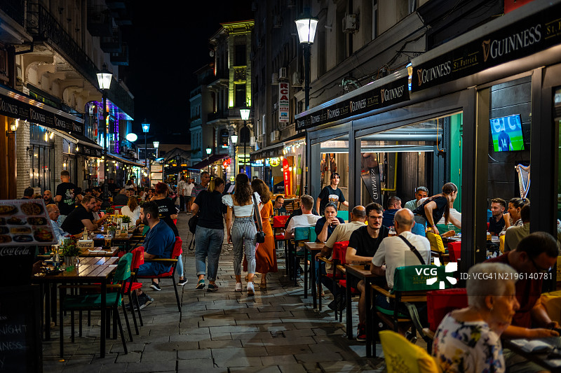 布加勒斯特老城的热闹夜生活图片素材