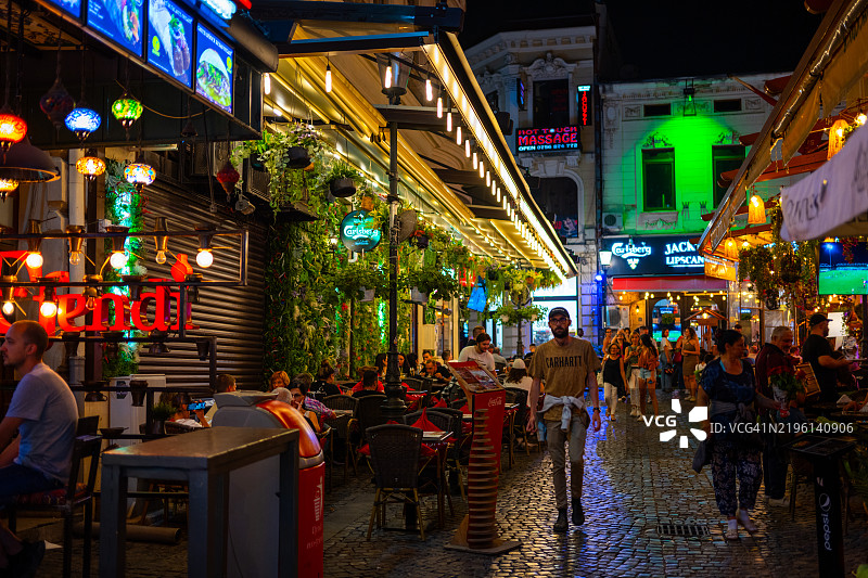 布加勒斯特利普斯卡尼街的热闹夜生活图片素材
