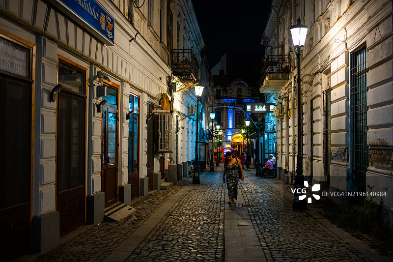 在布加勒斯特历史街道上的宁静夜间散步图片素材