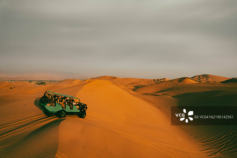 在秘鲁的瓦卡奇纳沙漠中，沙滩越野车冲浪般穿越沙丘的冒险之旅图片素材