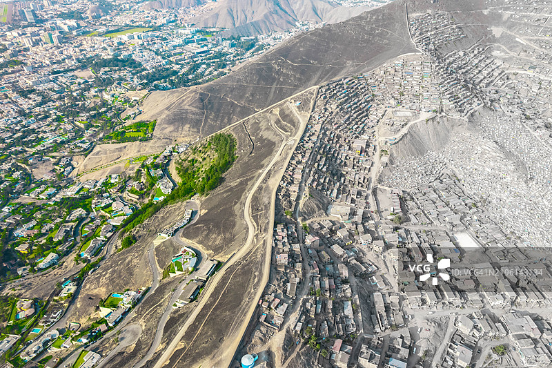 利马富裕区与贫困区之间的对比墙的空中城市景观图片素材
