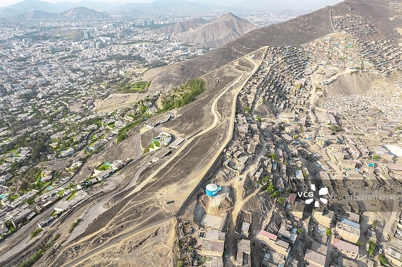 利马富裕与贫困社区之间的边界空中视图图片素材