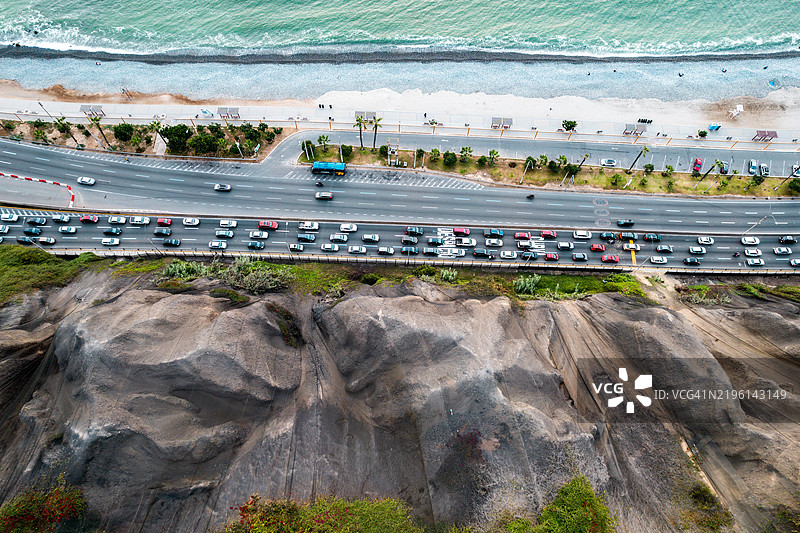 利马秘鲁米拉弗洛雷斯海滨长廊的海岸公路俯瞰图图片素材