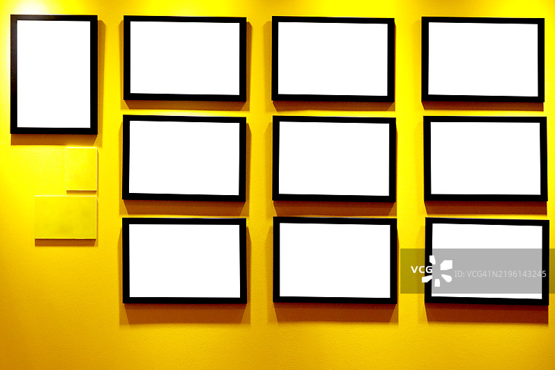 墙上不同尺寸的黑色相框图片素材