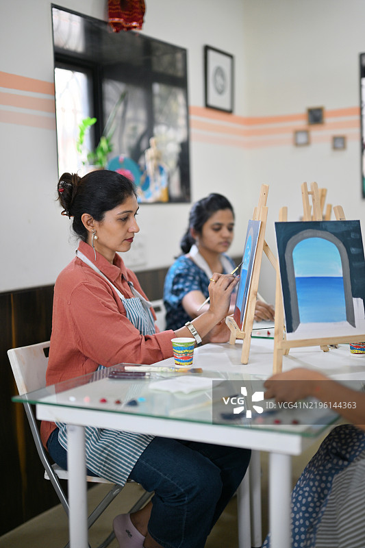 中年女性正在进行帆布画创作图片素材
